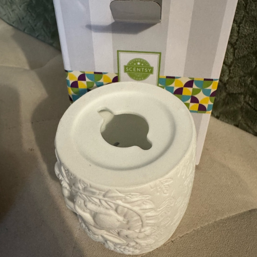 Scentsy Cotton Meadow Plug In - Picture 5 of 5